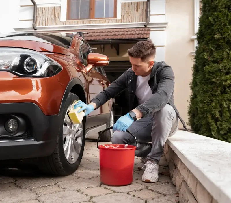 Lavage auto à domicile Puybegon : professionnel intervenant sur un véhicule